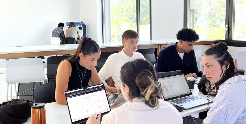 Étudiants en train de travailler